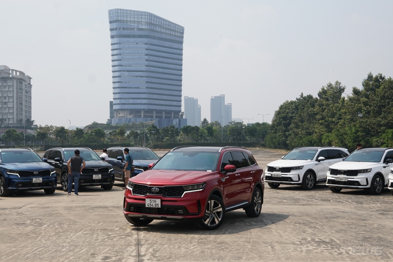 Khan hàng, Hyundai Santa Fe để Kia Sorento lần đầu vượt lên trong năm nay
