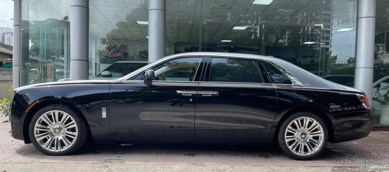 Siêu sang Rolls-Royce Ghost EWB 2021 đầu tiên về Việt Nam, giá hơn 40 tỷ đồng