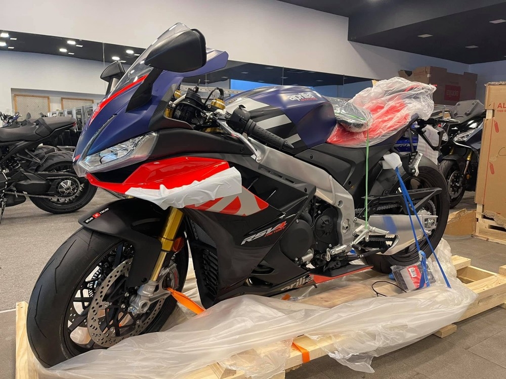 Aprilia RSV4 Factory 2021 về đến Việt Nam
