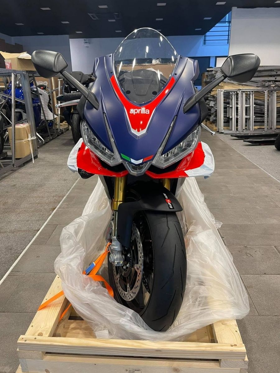 Aprilia RSV4 Factory 2021 về đến Việt Nam