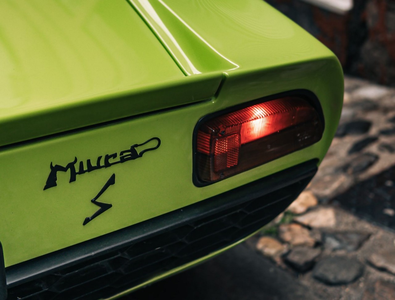 Lamborghini Miura siêu xe đầu tiên sử dụng động cơ V12 đặt giữa