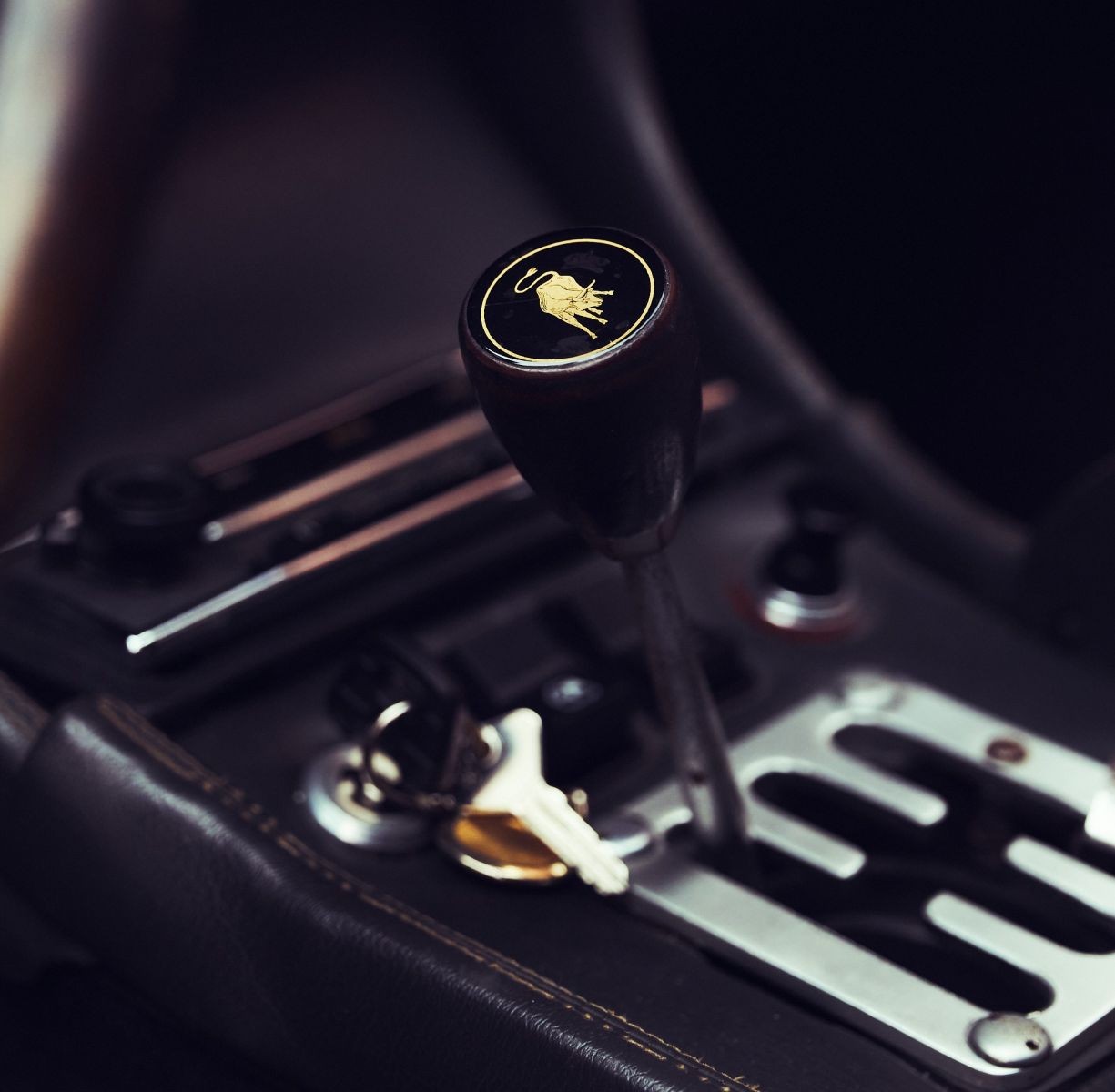 Lamborghini Miura siêu xe đầu tiên sử dụng động cơ V12 đặt giữa