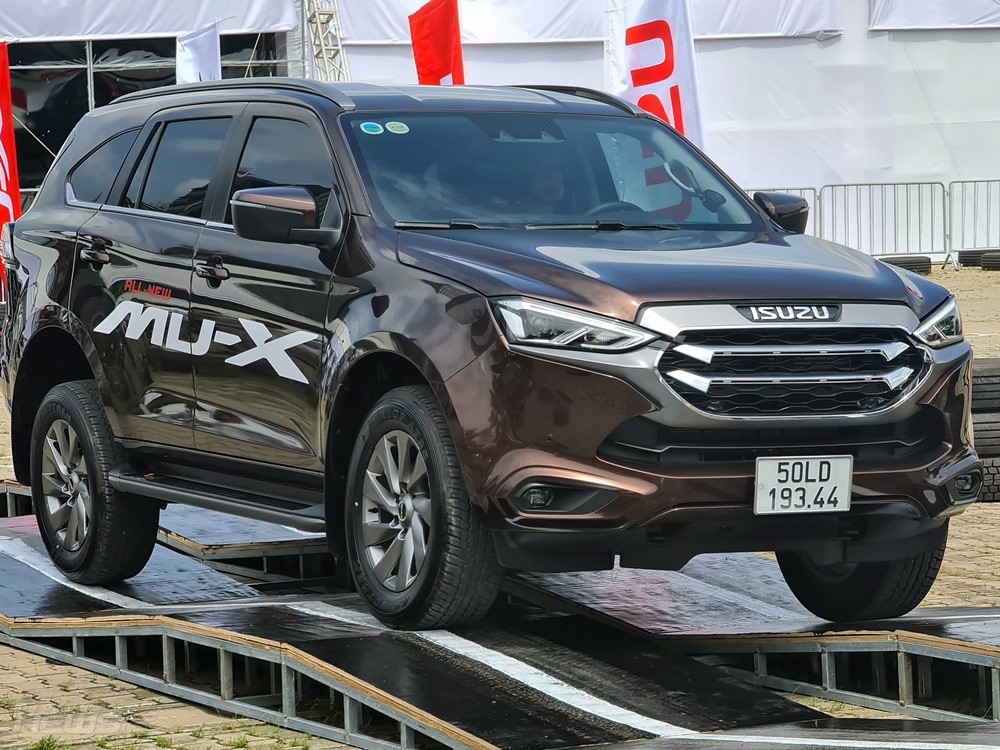 Giá lăn bánh Isuzu Mu-X 2022