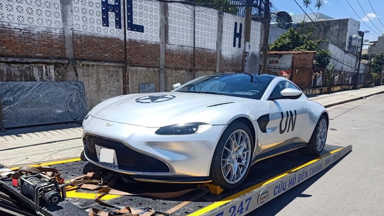 Hàng độc Aston Martin Vantage 007 Edition phiên bản số sàn có mặt tại Việt Nam