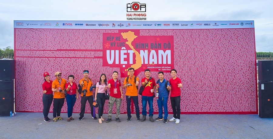 Thành viên hào hứng chụp ảnh cùng medal Xếp xe Kỷ lục Hình Bản đồ Việt Nam