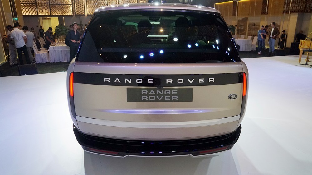 Cận cảnh Range Rover First Edition thế hệ mới tại Việt Nam