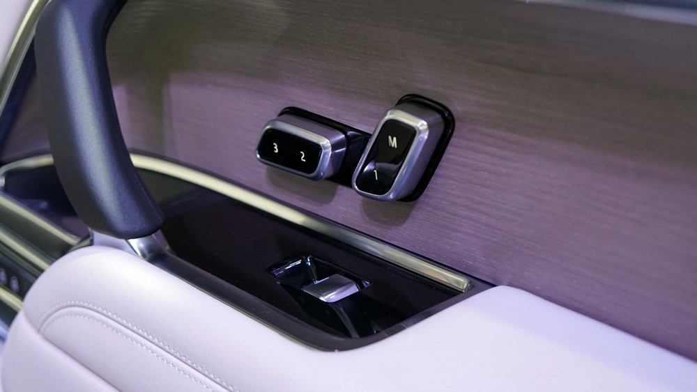 Cận cảnh Range Rover First Edition thế hệ mới tại Việt Nam