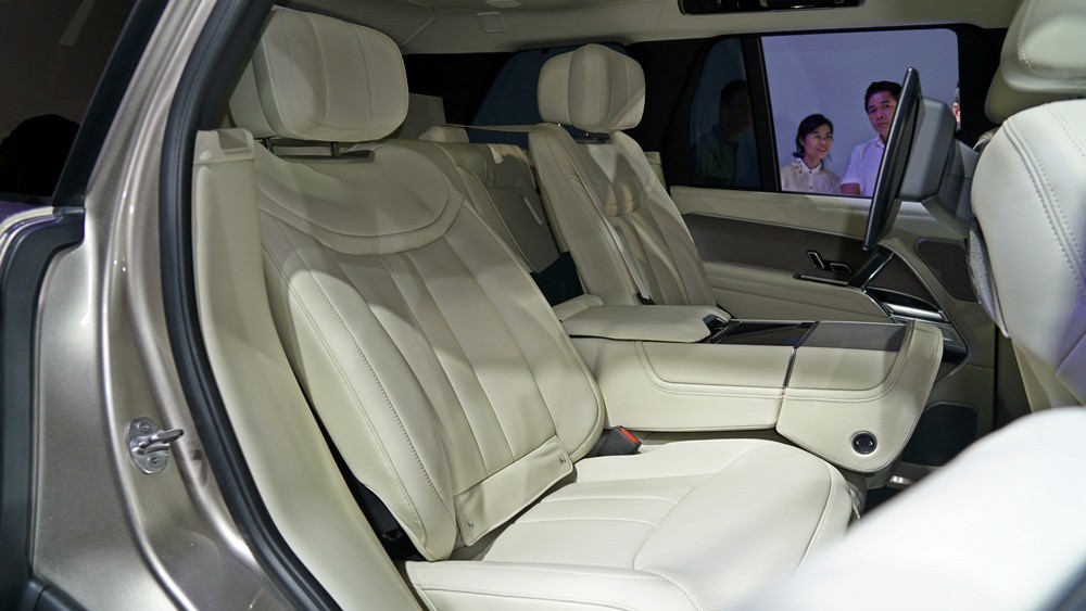 Cận cảnh Range Rover First Edition thế hệ mới tại Việt Nam