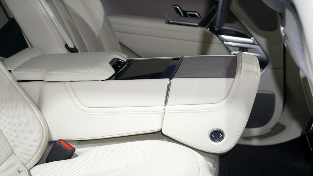 Cận cảnh Range Rover First Edition thế hệ mới tại Việt Nam