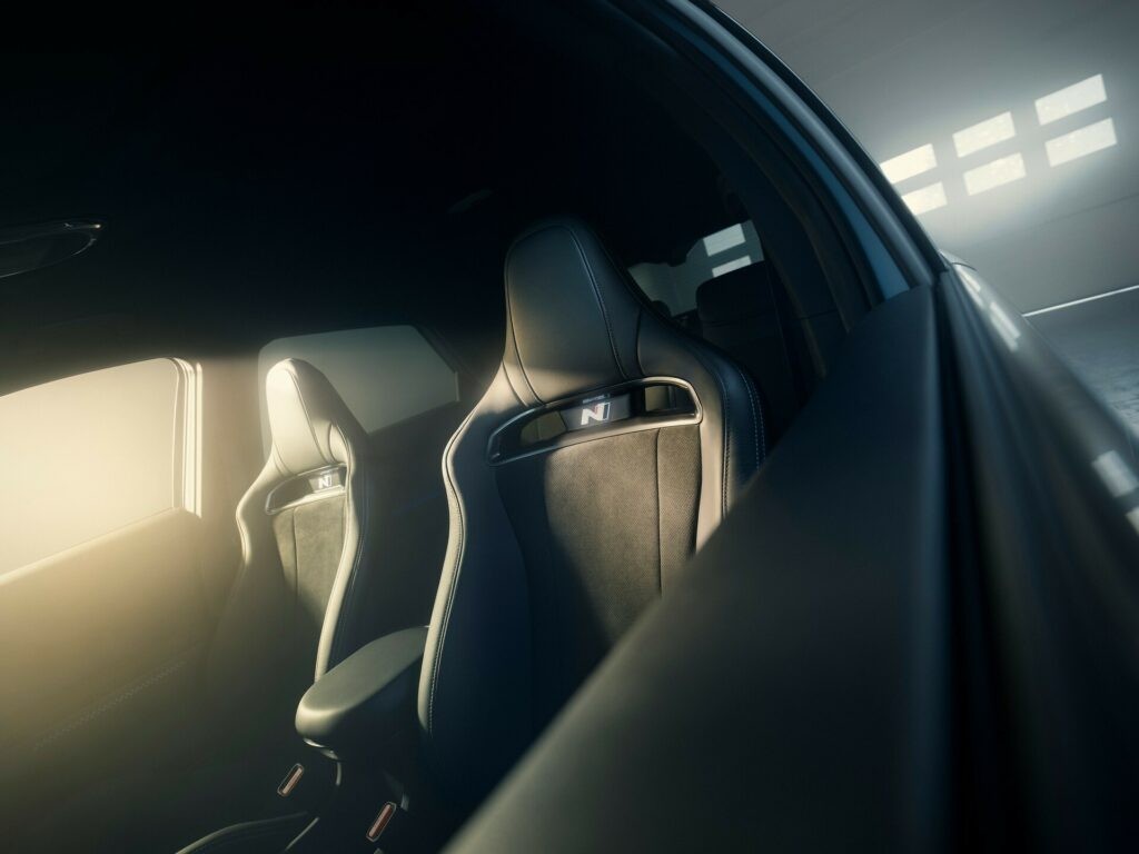 Vì là xe hiệu năng cao nên Hyundai Ioniq 5 N được trang bị bộ ghế xe đua.