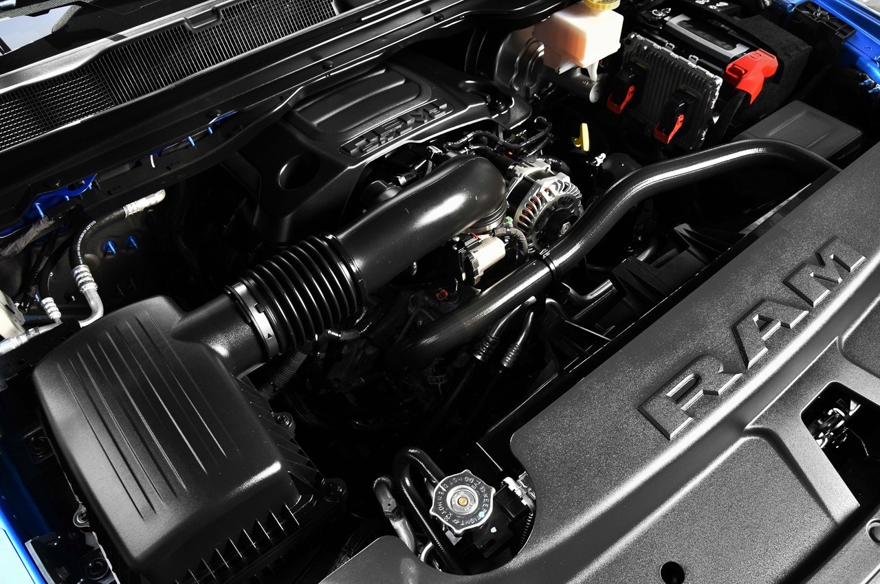Động cơ V8 HEMI hút khí tự nhiên có công suất 395 mã lực.