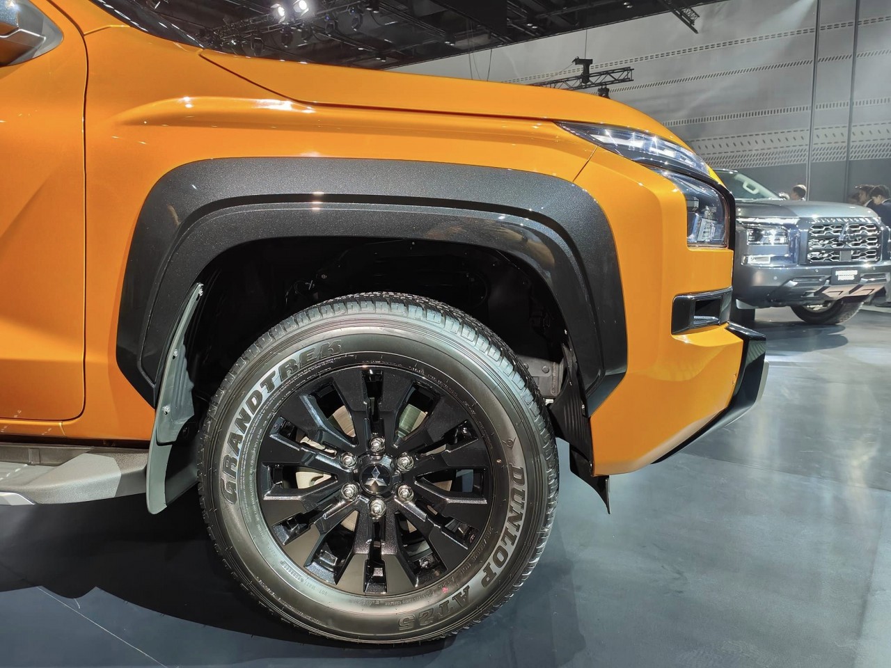 Mitsubishi Triton 2024 có hốc bánh to, đi cùng là bộ vành hợp kim 18 inch.