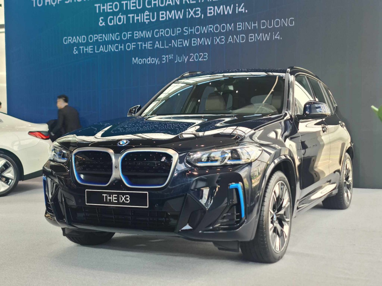 Giá lăn bánh xe điện BMW iX3 vừa ra mắt