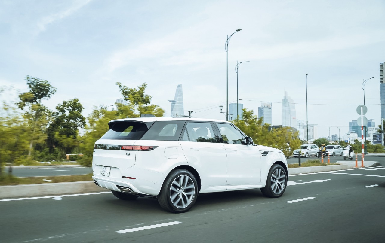 Range Rover Sport 2023: SUV hạng sang mang cảm giác lái thể thao
