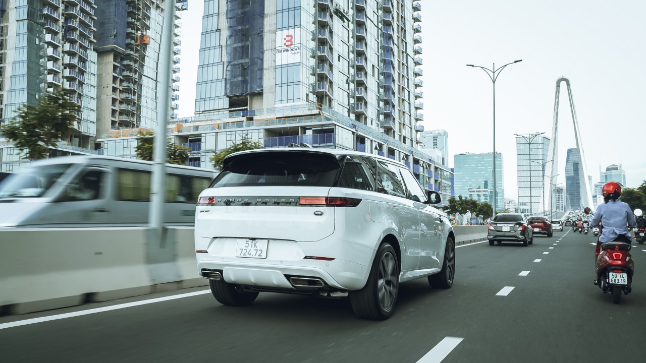 Range Rover Sport 2023: SUV hạng sang mang cảm giác lái thể thao