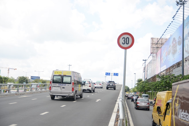 tp ho chi minh tai xe buc xuc vi bien bao han che toc do truoc san bay tan son nhat