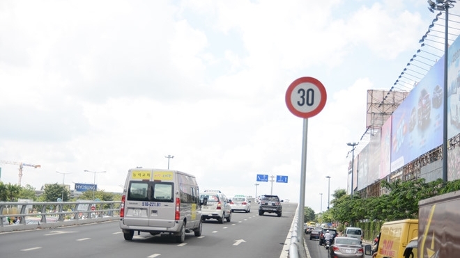 TP Hồ Chí Minh: Tài xế bức xúc vì biển báo hạn chế tốc độ trước sân bay Tân Sơn Nhất
