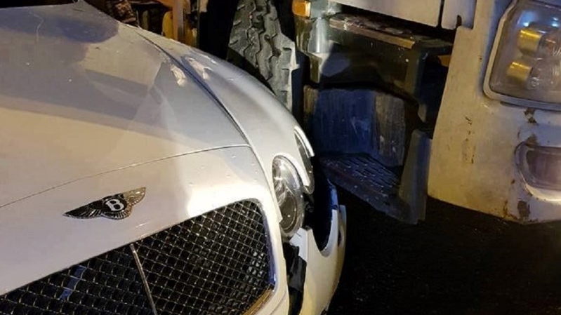 Hà Nội: Xe sang Bentley bị xe bồn tông vỡ đầu