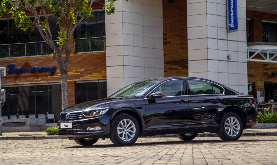 volkswagen viet nam gioi thieu passat bluemotion phien ban em ai