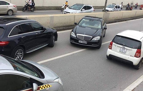 Tài xế Mercedes đi ngược chiều trong hầm Kim Liên bị phạt một triệu đồng tai xe mercedes di nguoc chieu trong ham kim lien bi phat mot trieu dong