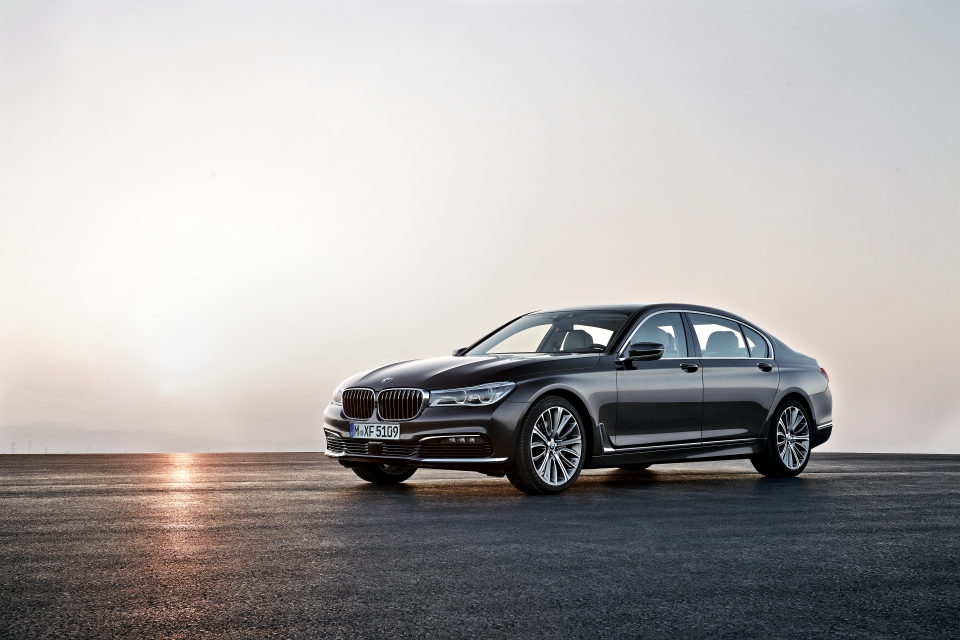lo xe nhap khau dau tien cua bmw thaco cap cang viet nam