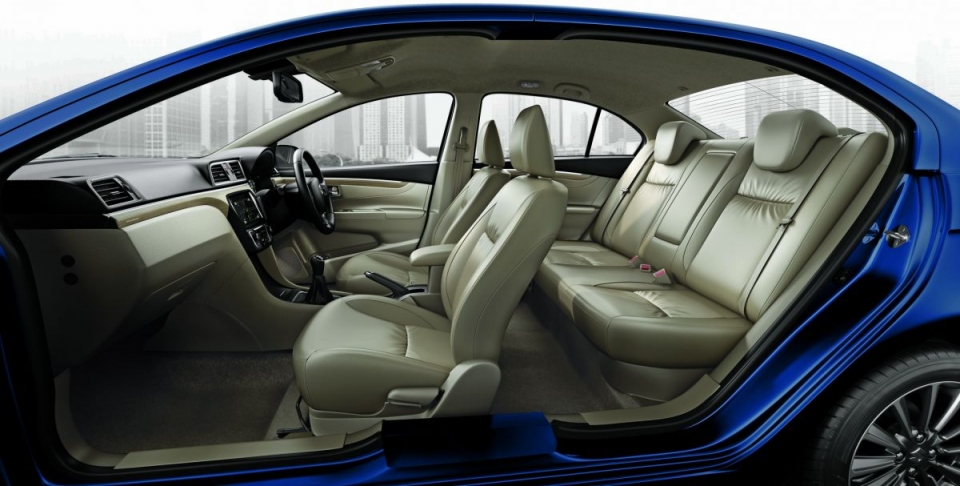 suzuki ciaz moi ra mat tai an do gia chi tu 270 trieu dong