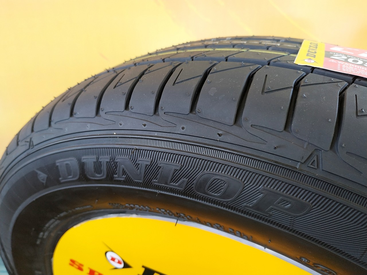 dunlop gioi thieu lop lm705 the he moi em hon va bam duong hon