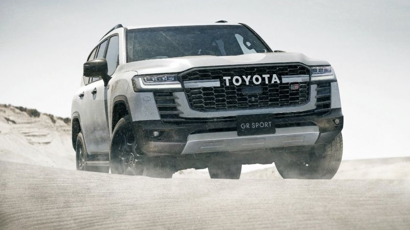 Cận cảnh Toyota Land Cruiser GR Sport vừa được ra mắt