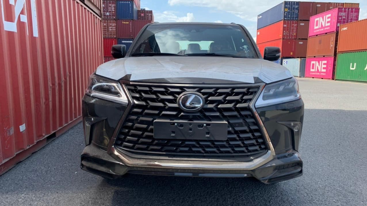 Lexus LX570 Black Edition 2021 đầu tiên về Việt Nam với giá 10 tỷ đồng