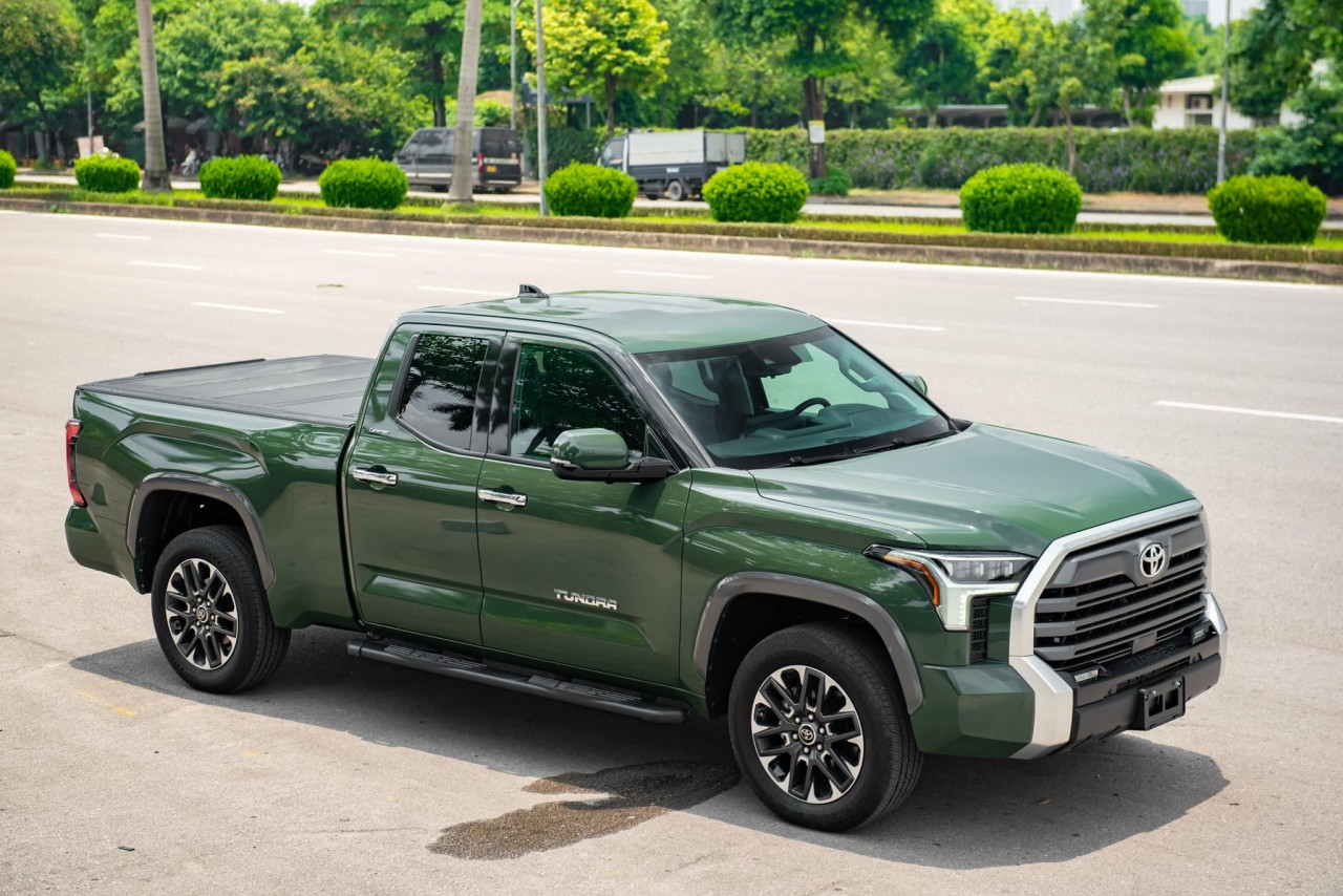 Toyota Tundra Limited 2022 đầu tiên thông quan tại Việt Nam