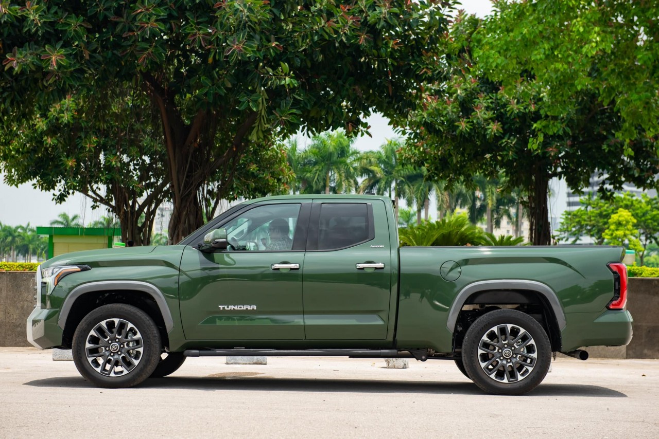 Toyota Tundra Limited 2022 đầu tiên thông quan tại Việt Nam