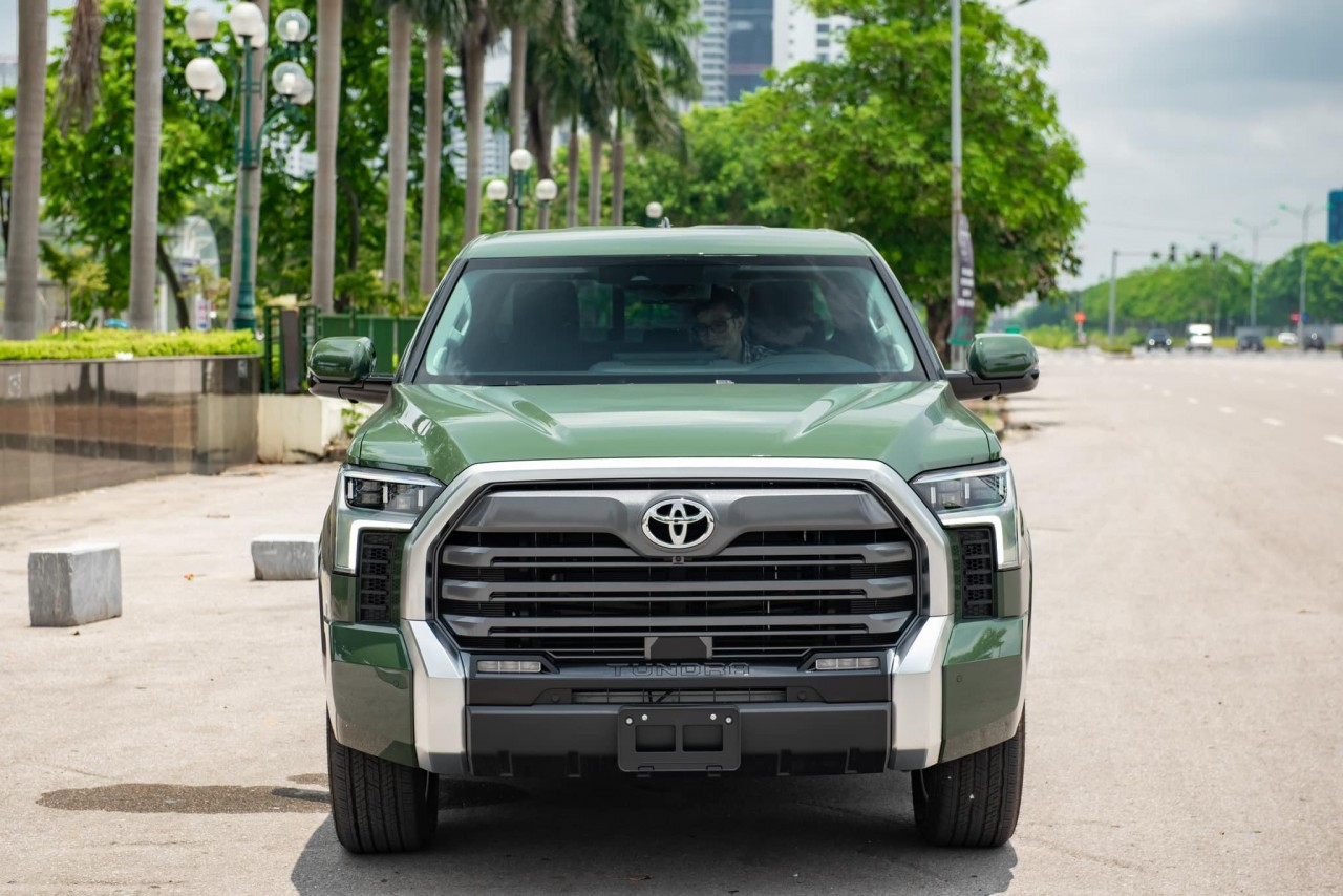 Toyota Tundra Limited 2022 đầu tiên thông quan tại Việt Nam