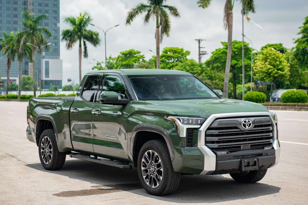 Toyota Tundra Limited 2022 đầu tiên thông quan tại Việt Nam