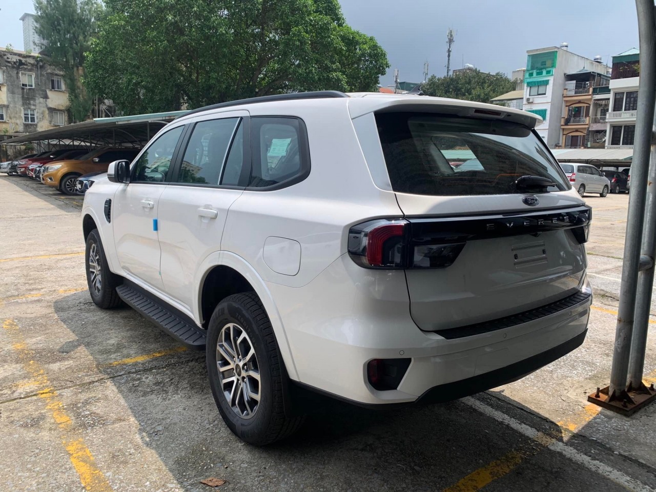 Ford Everest 2023 phiên bản giá rẻ Ambient có mặt tại đại lý