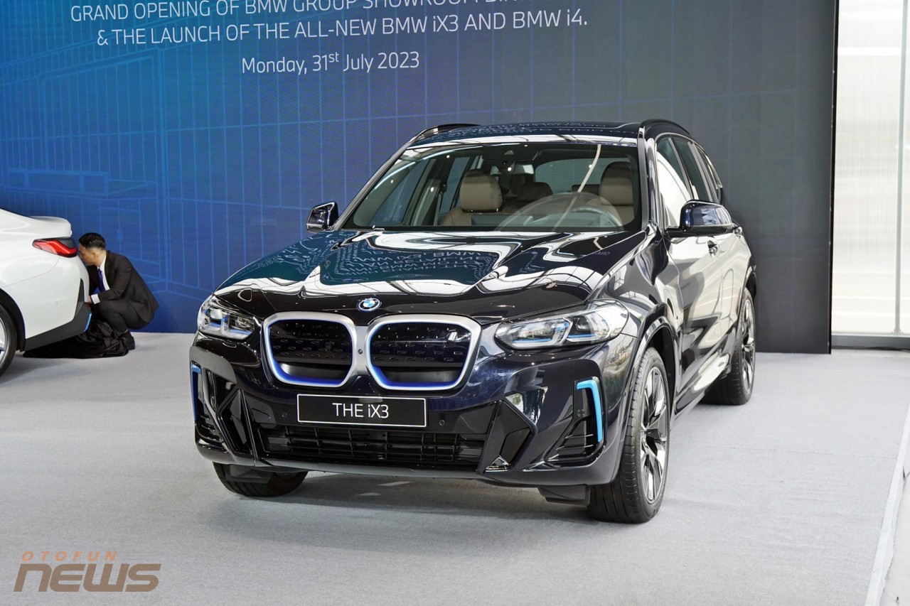 Cận cảnh xe SUV thuần điện BMW iX3 tại Việt Nam