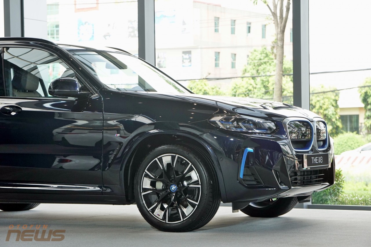 Cận cảnh xe SUV thuần điện BMW iX3 tại Việt Nam