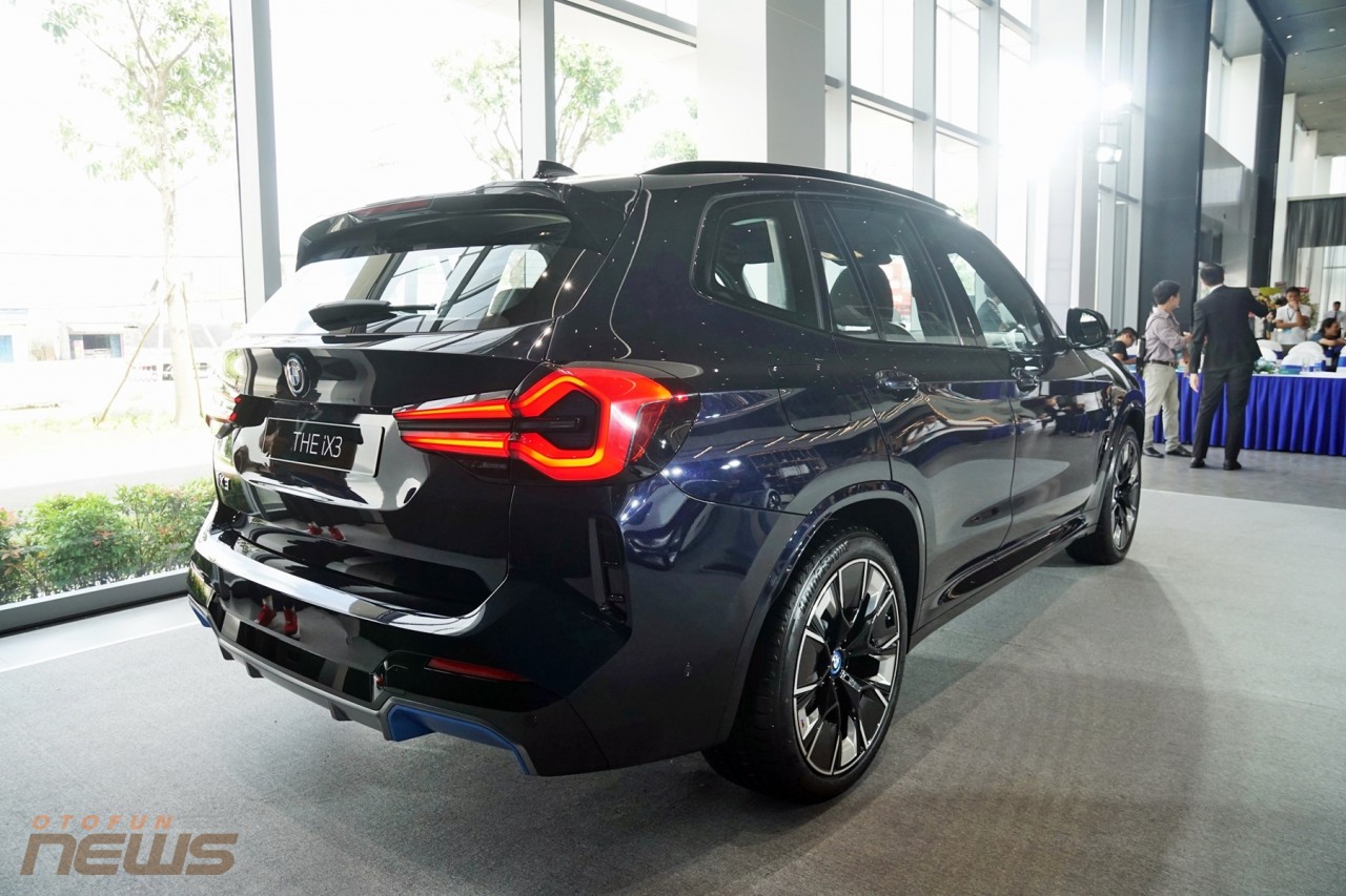 Cận cảnh xe SUV thuần điện BMW iX3 tại Việt Nam