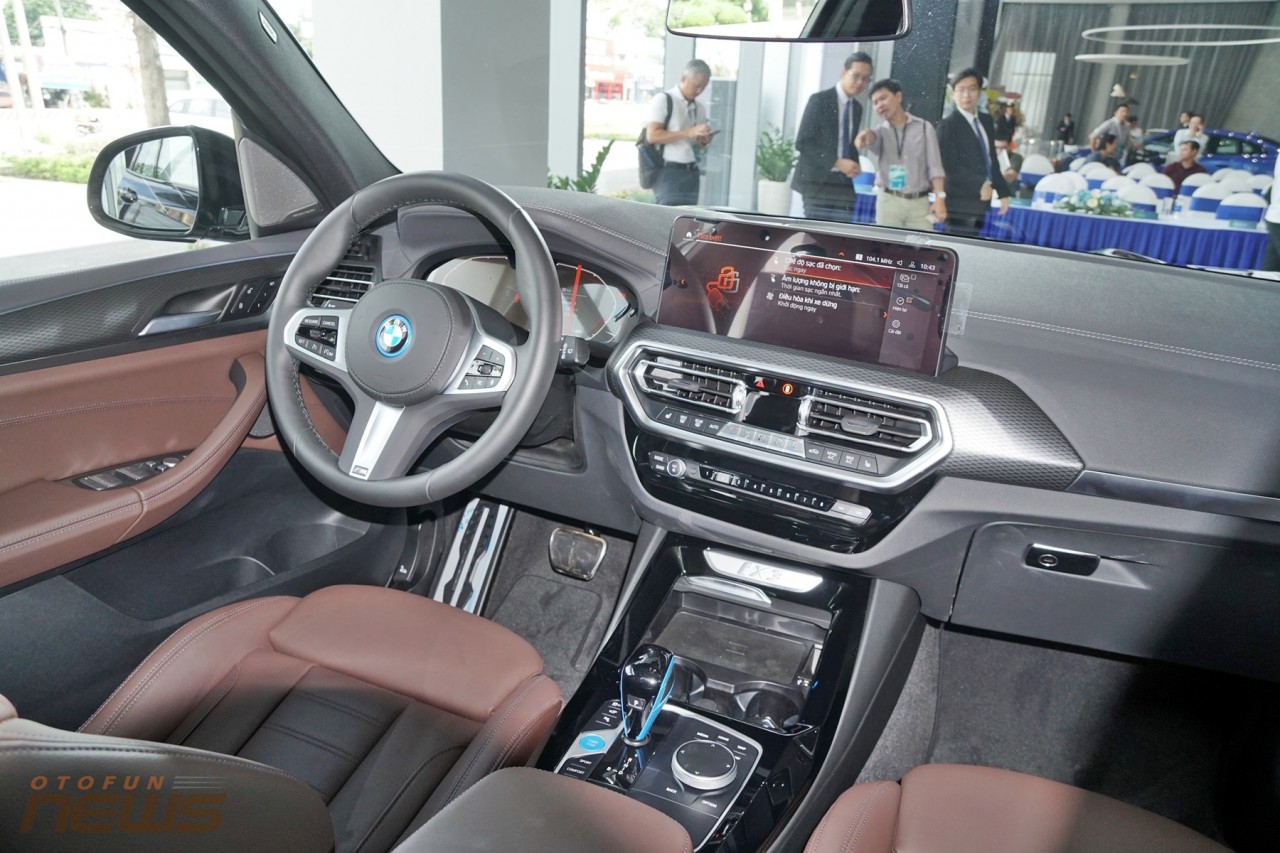 Nội thất BMW iX3 nổi bật với các điểm nhấn màu xanh lam.
