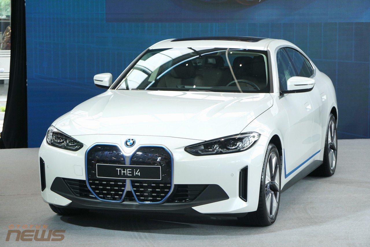 BMW i4 có ngôn ngữ thiết kế mang phong cách thể thao đặc trưng với phần lưới tản nhiệt “quả thận kép”.