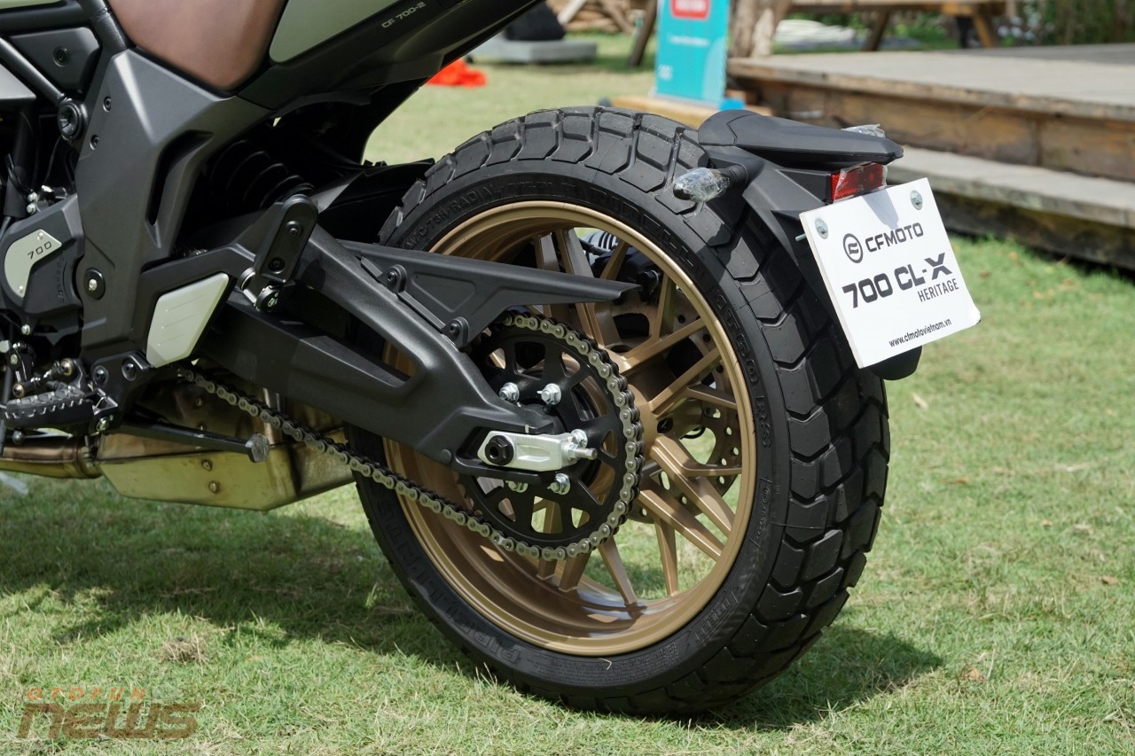 Chi tiết mô tô dành cho giới trẻ CFMoto CF700CL-X, giá chỉ 700CL-X Heritage có bộ mâm trước 18 inch và mâm sau 17 inch, đi cùng bộ lốp Pirelli MT60 RS.