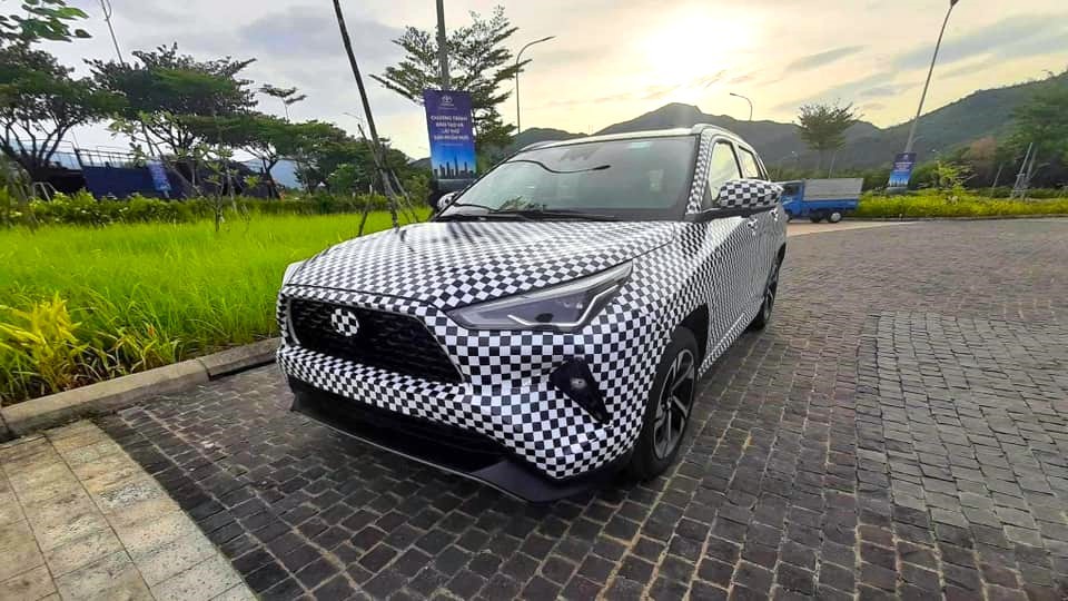 Toyota Yaris Cross 2023 được ngụy trang chạy thử tại Việt Nam.