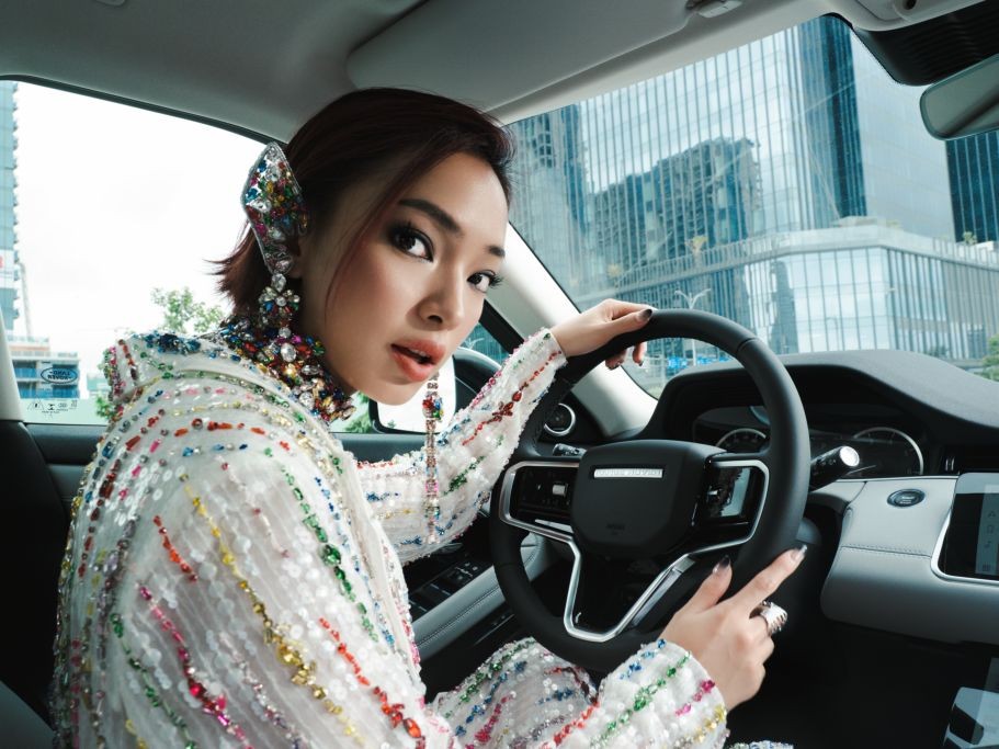 Fashionista Châu Bùi tạo dáng 'sang chảnh' cùng Range Rover Evoque