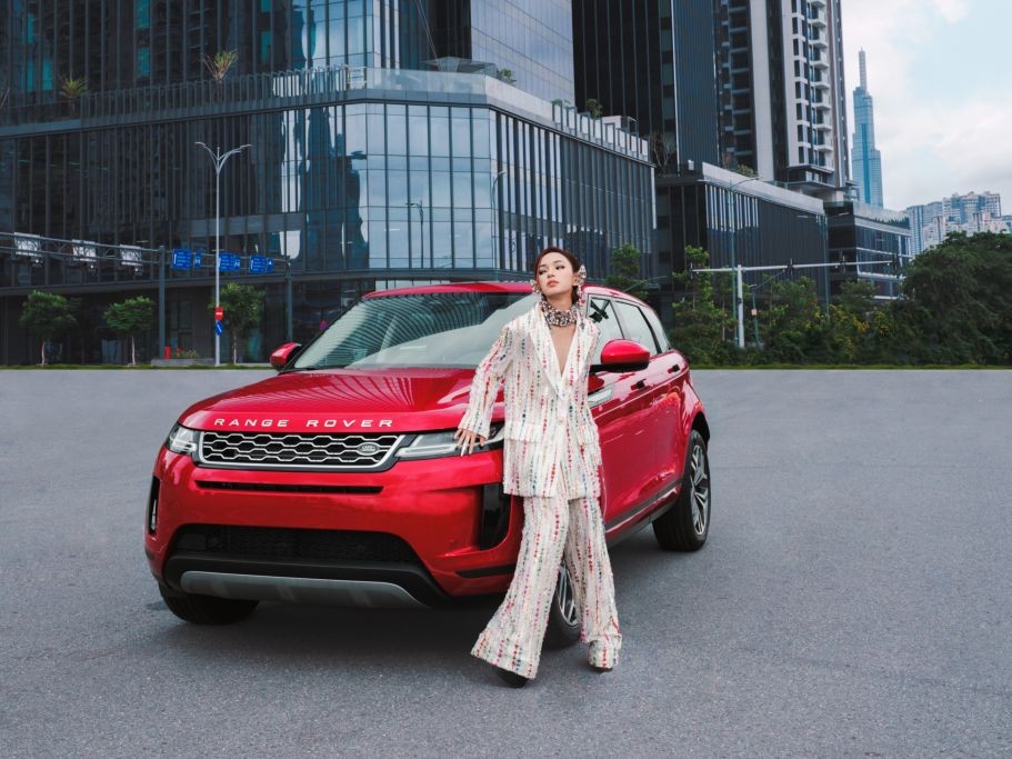 Fashionista Châu Bùi tạo dáng 'sang chảnh' cùng Range Rover Evoque