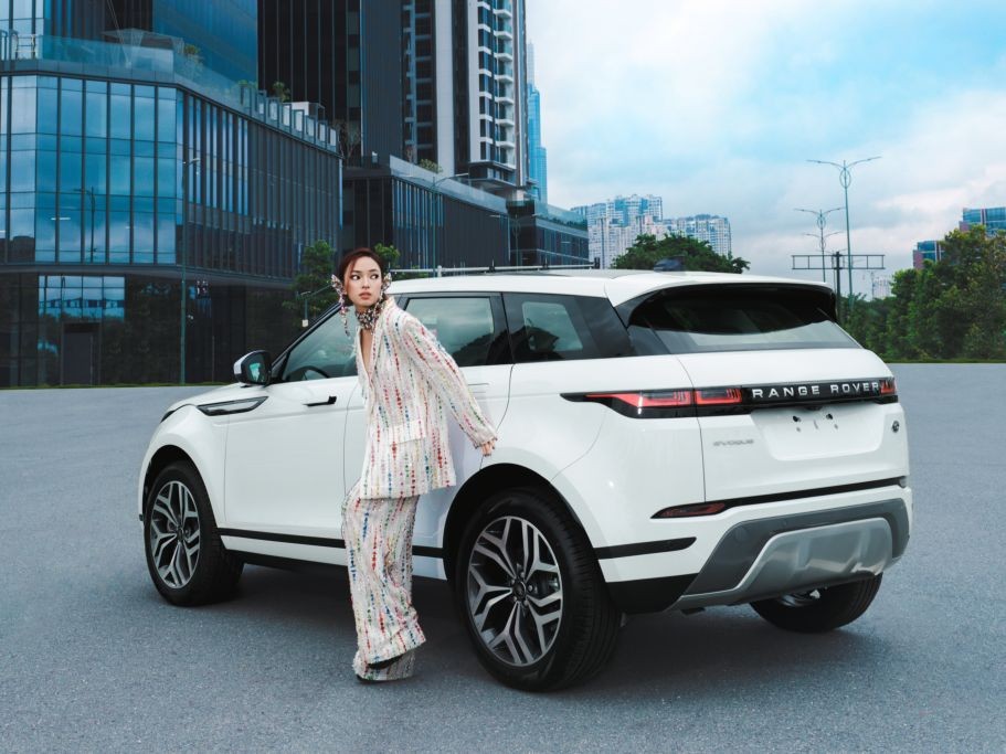Fashionista Châu Bùi tạo dáng 'sang chảnh' cùng Range Rover Evoque