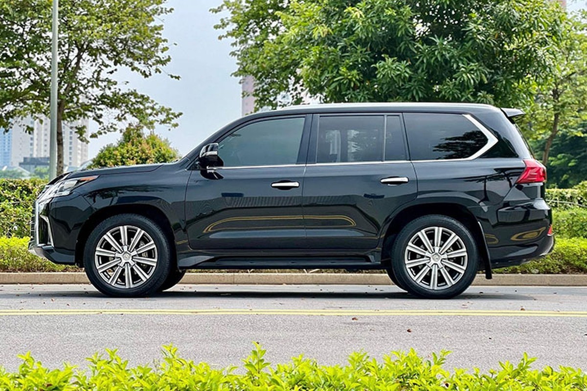 Lexus LX570 trên thị trường xe cũ vẫn luôn giữ giá và được nhiều khách hàng tìm mua.