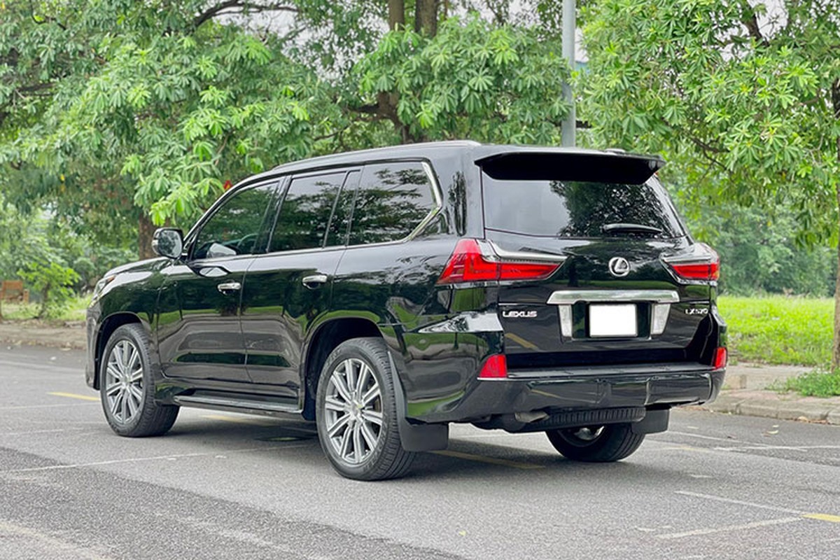 LX570 từng là mẫu xe đầu bản của Lexus.