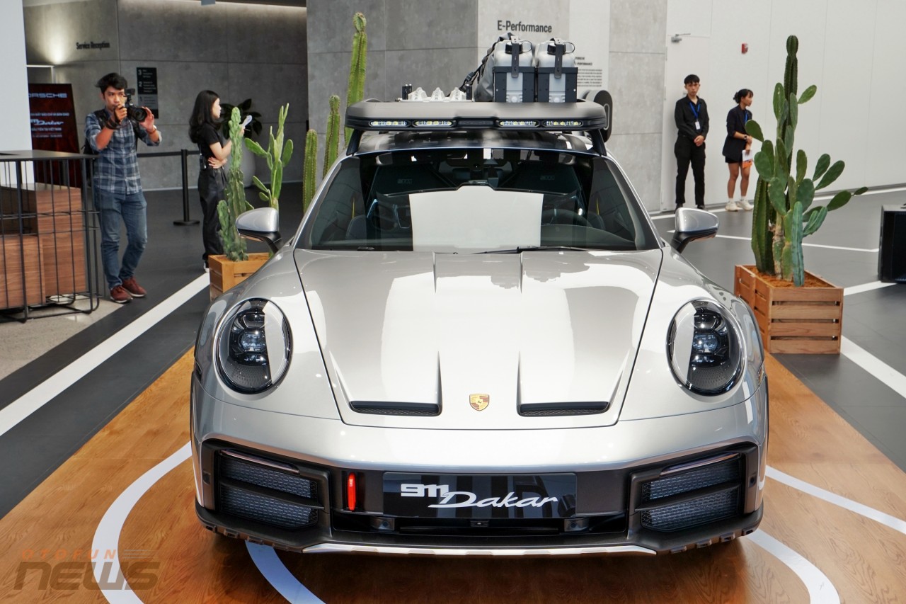 Porsche 911 Dakar có mức giá khởi điểm từ hơn 15 tỷ đồng.