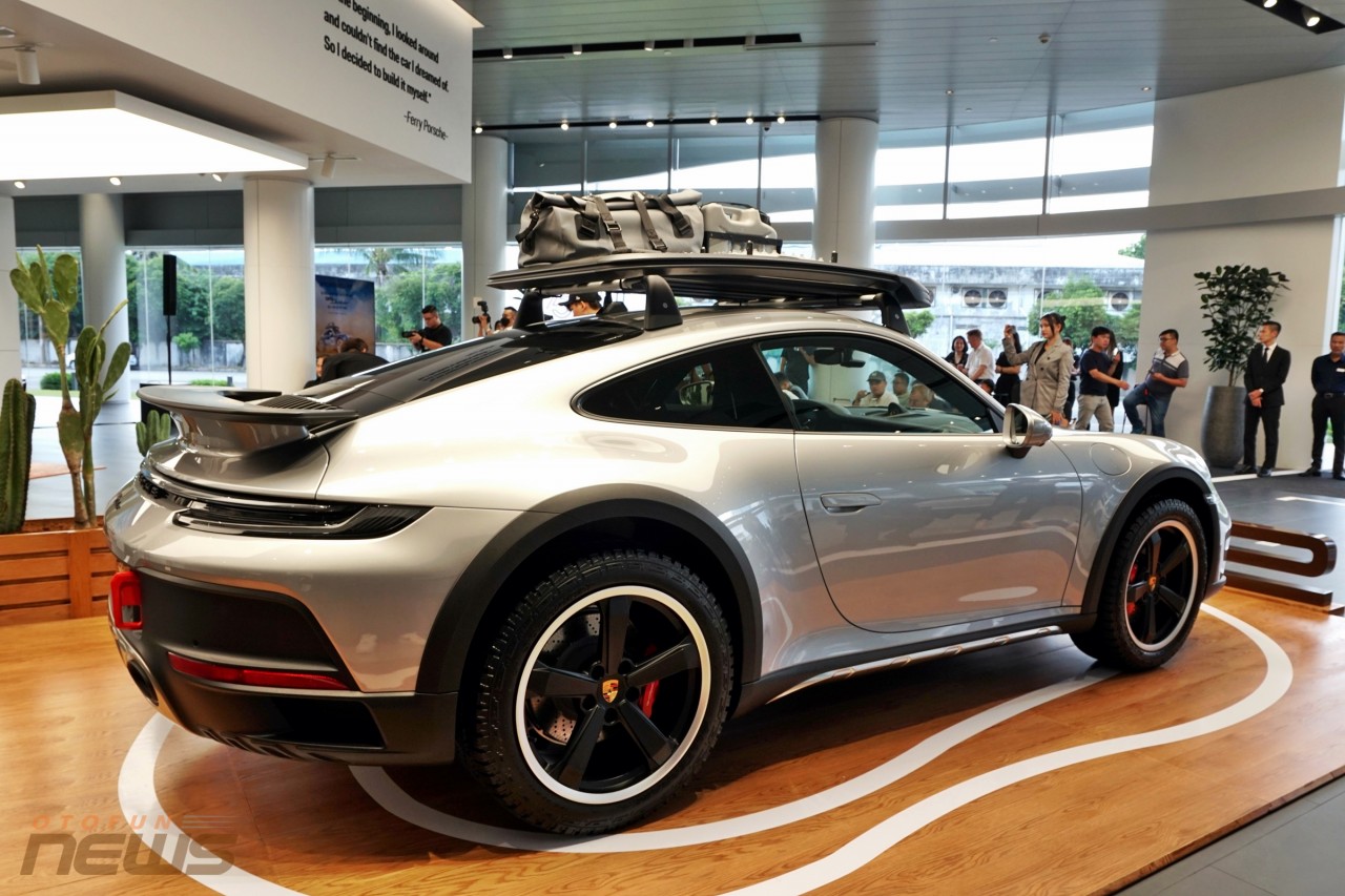 Porsche 911 Dakar có khoảng sáng gầm xe cao hơn 50mm so phiên bản 911 Carrera.
