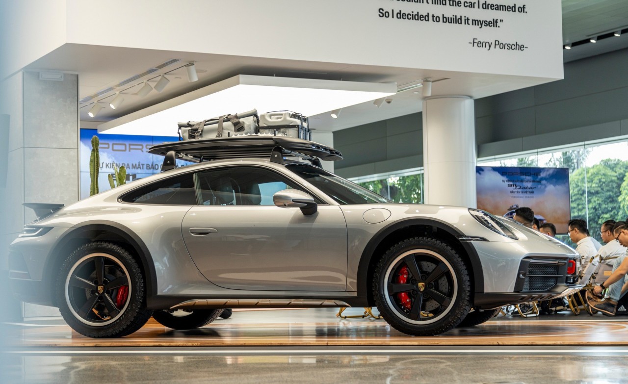Cận cảnh 'hàng hiếm' Porsche 911 Dakar 2023 tại Việt Nam