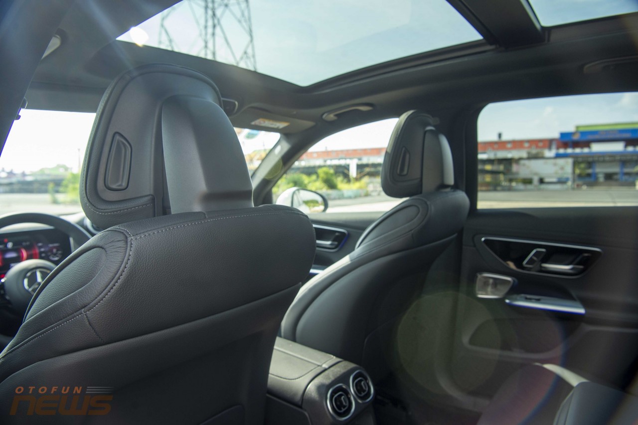 Cửa sổ trời toàn cảnh trên Mercedes GLC 300 4 Matic 2023.